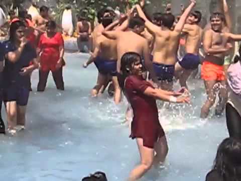 VIDEO: water park में लड़की ने किया अश्लील काम सब देखते रह गए