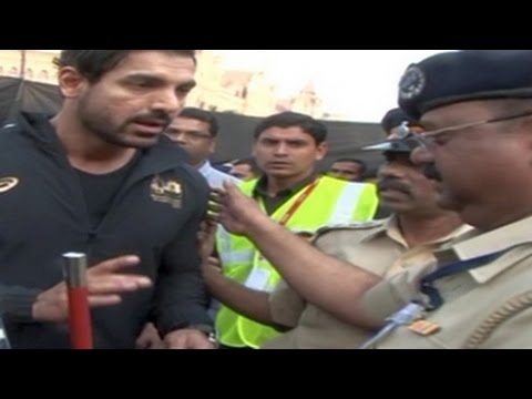 VIDEO: JOHN ABRAHAM को मुंबई पुलिस ने रोका