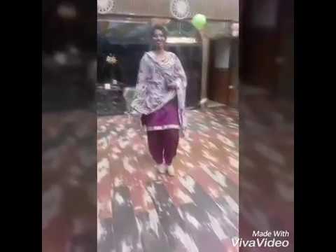 HOT DANCE: लगदी लाहौर दीया इस गाने पर करा लड़की ने हॉट डांस