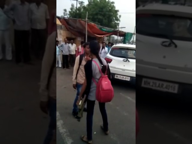 VIRAL VIDEO – लड़की ने नीच सड़क पर मारा अपने बॉय फ्रेंड को लातो भुसो से