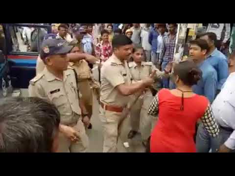 बीच सड़क पर भाभी ने चप्पल से पुलिस वाले को मारा