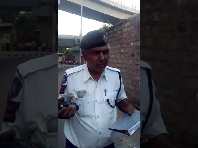 पुलिस वाले फायदा एक आदमी का सिर जरूर देखिये यह वीडियो