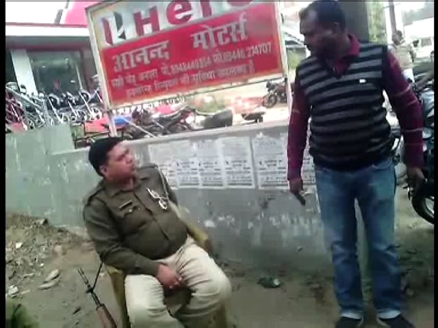 अवैध वसूली से तंग आकर पुलिस पर भड़का वाहन चालक, देखें फिर क्या हुआ