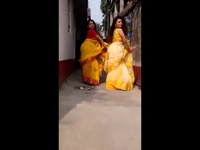 सड़क किनारे भाभी ने लगाए हॉट ठुमके, देखिये हॉट डांस | HOT BHABHI