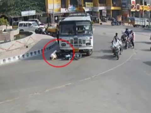 देखिये बस और बाइक में हुई खतरनाक टक्कर || Bus and Bike Accident