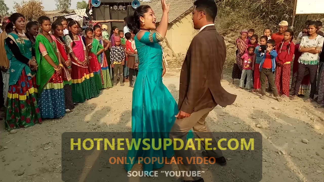 गांव में दूल्हा-दुल्हन से करा शानदार डांस | Couple Dance Video